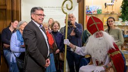 Markus Schneider, Stadtammann der Stadt Baden, zusammen mit Sinterklaas
